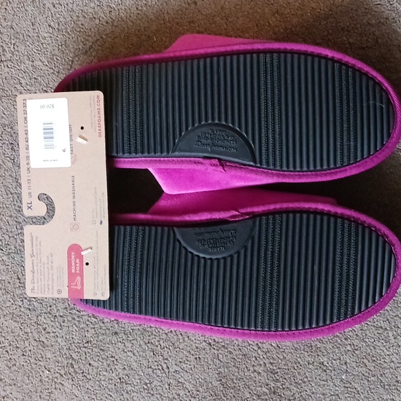 Dluxe by Dearfoams Memory Foam Slippers with Bat Detail - Picture 4 of 8